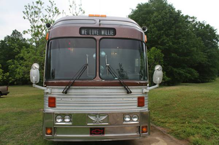 Illustration for article titled One of Willie Nelson’s old tour buses is for sale on Craigslist